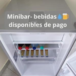 un réfrigérateur ouvert avec la porte ouverte avec des dominos dans l'établissement Apartaestudio Casablanca - a 10 minutos de Termales, à Choachí