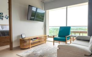 TV a/nebo společenská místnost v ubytování Baia Kristal Design, View and Total Comfort