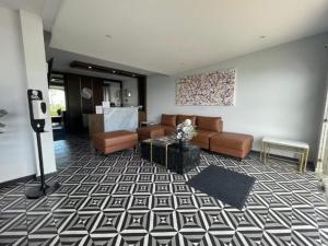 a living room with a couch and a table at luz y vida 