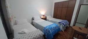 Llit o llits en una habitació de Golden House