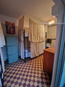 ein kleines Zimmer mit einem Schlafzimmer mit Schachbrettboden in der Unterkunft Medina Oasis Hostel in Marrakesch + 6 Fotos