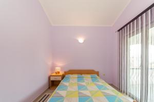 Ένα ή περισσότερα κρεβάτια σε δωμάτιο στο Seaside holiday house Privlaka, Zadar - 24940