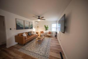 TV a/nebo společenská místnost v ubytování Centrally Located Cozy Modern Home in Bethel