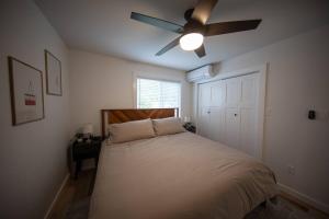 Postel nebo postele na pokoji v ubytování Centrally Located Cozy Modern Home in Bethel