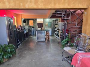 ein großer Raum mit Küche und Wohnzimmer in der Unterkunft Casa Ecológica in Rio de Contas