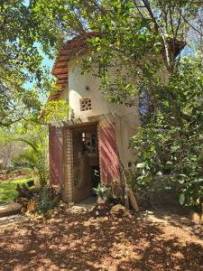 ein kleines Haus mit einer Tür in einem Hof in der Unterkunft Casa Ecológica in Rio de Contas