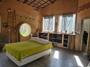 ein Schlafzimmer mit einem Bett in einem Zimmer mit Fenster in der Unterkunft Casa Ecológica in Rio de Contas