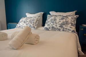 a bedroom with a bed with a stuffed animal on it at Chez Fil'O in La Bouille