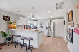 Køkken eller tekøkken på Hot Tub Fire Pit Pet Friendly Walk to Bell St