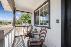 En balkon eller terrasse på Hot Tub Fire Pit Pet Friendly Walk to Bell St