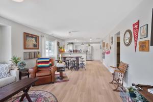 Et opholdsområde på Hot Tub Fire Pit Pet Friendly Walk to Bell St + 23 billeder