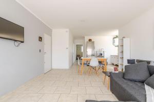 una sala de estar con un sofá y una mesa en Tu Casa en San Rafael Centro y Confort, en San Rafael