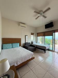 Ένα ή περισσότερα κρεβάτια σε δωμάτιο στο Ventana Blue Hotel