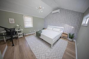 ein Schlafzimmer mit einem Bett und einem Schreibtisch darin in der Unterkunft Unwind at this Modern Bethel Village Escape in Bethel