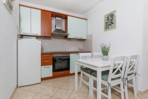 Η κουζίνα ή μικρή κουζίνα στο Apartments and rooms by the sea Brela, Makarska - 2752