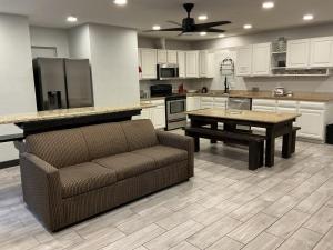 - une cuisine avec un canapé et une table dans l'établissement Pinetop Studio Suites, à Pinetop-Lakeside