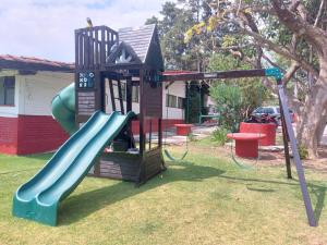 ein Spielplatz mit Rutsche im Hof in der Unterkunft Casa Grande, Casita, Gran Jardín, Juegos para 19 personas en el Pueblo in Valle de Bravo