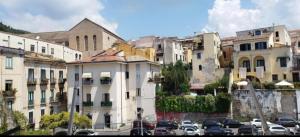 un grupo de edificios con coches estacionados en un estacionamiento en Brother's House, en Salerno