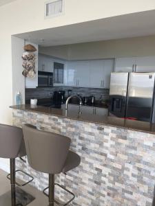 Kuchyň nebo kuchyňský kout v ubytování Luxurious 2BD Condo with Direct Ocean Views & Resort Pool in Sunny Isles