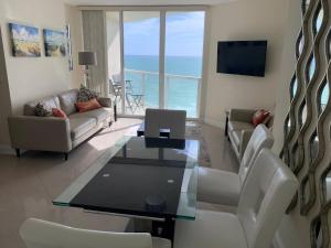 TV a/nebo společenská místnost v ubytování Luxurious 2BD Condo with Direct Ocean Views & Resort Pool in Sunny Isles