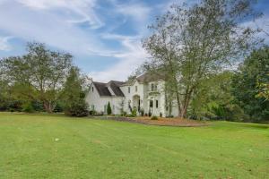 O grădină în afara Luxury Fayetteville Escape with Hot Tub and Pool!