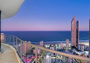 ゴールドコーストにあるLevel 45 Luxury Sub-Penthouse in Towers of Chevron - Hosted by Coastal Letting Co.の建物のバルコニーから海の景色を望めます。