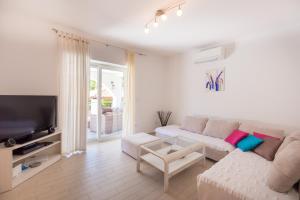 Μια τηλεόραση ή/και κέντρο ψυχαγωγίας στο Hedera Estate, Villa Hedera X