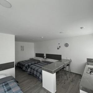 Un dormitorio con una cama y un escritorio. en Casa Mezquite, en Tequisquiapan