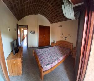 a bedroom with a bed and a flat screen tv at Tamarindo I San Clemente Centro in San Clemente del Tuyú