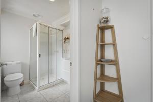 une salle de bain avec toilettes et une échelle en bois dans l'établissement Delightful Delta - 3 Bedroom House - Taroona, à Taroona