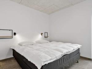 Postel nebo postele na pokoji v ubytování 4 star holiday home in Ringkøbing