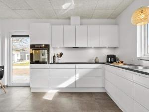 Kuchyň nebo kuchyňský kout v ubytování 4 star holiday home in Ringkøbing