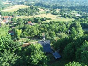 una vista aerea di un villaggio alberato e di un edificio di Plesivica Hillside HolidayHome Hot-Tub - 1 Bedroom a Jastrebarsko