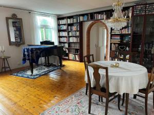 Η βιβλιοθήκη της παραθεριστικής κατοικίας