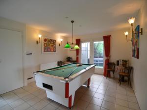 un soggiorno con un tavolo da biliardo di Holiday Home in Noordbeemster with Bubble Bath a Oudendijk