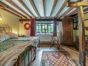 un dormitorio con una cama y una ventana en Ynywsen Dairy Flat, en Llanfynydd