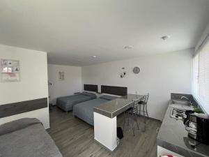 Un dormitorio con una cama y un escritorio. en Casa Mezquite, en Tequisquiapan