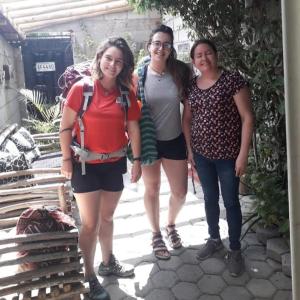 un grupo de tres mujeres juntas en Hospedaje Maluli suit 4, en Santa Elena