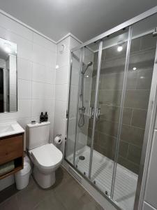een badkamer met toilet en glazen douche bij depto no dispo in Los Ángeles