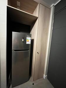 een keuken met een koelkast in een kleine kamer bij depto no dispo in Los Ángeles