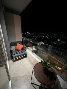 een balkon met een tafel en uitzicht op de stad bij depto no dispo in Los Ángeles