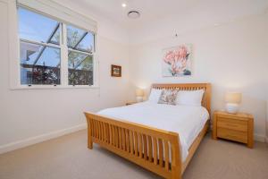 Ένα ή περισσότερα κρεβάτια σε δωμάτιο στο The Mayfield Duo - Timeless Escape with Granny Flat