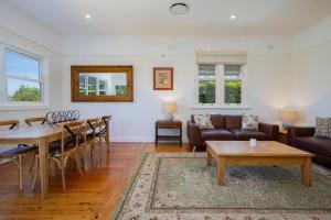 Χώρος καθιστικού στο The Mayfield Duo - Timeless Escape with Granny Flat