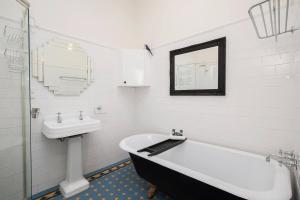 Ένα μπάνιο στο The Mayfield Duo - Timeless Escape with Granny Flat +19 φωτογραφίες