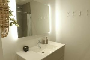 Ένα μπάνιο στο Modern Apartment with Balcony & Stunning Views