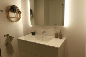 Ένα μπάνιο στο Modern Apartment with Balcony & Stunning Views +47 φωτογραφίες