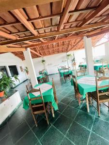 Un restaurante u otro lugar para comer en Pousada La bodeguita