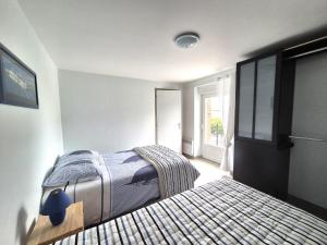 un dormitorio con una cama y una ventana en Charming Home near Mont St Michel Bay, en Cherrueix