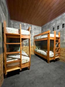 une chambre avec deux lits superposés dans une pièce dans l'établissement Ijen Backpacker Atas Angin dekat Stasiun Banyuwangi Kota, à Giri