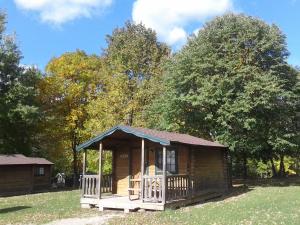 een kleine houten hut in een veld met bomen bij Fremont RV Campground Cabin 8 in Fremont